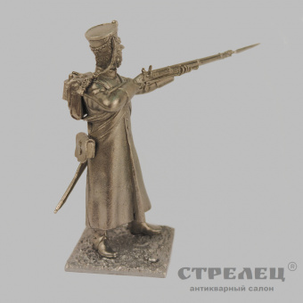 фото — оловянный солдатик «рядовой в шеренге по команде — кладсь. 1812-14 гг.». гк